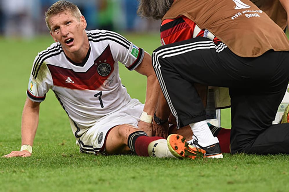 Ein von Verletzungen gezeichneter Bastian Schweinsteiger muss im WM-Finale behandelt werden.