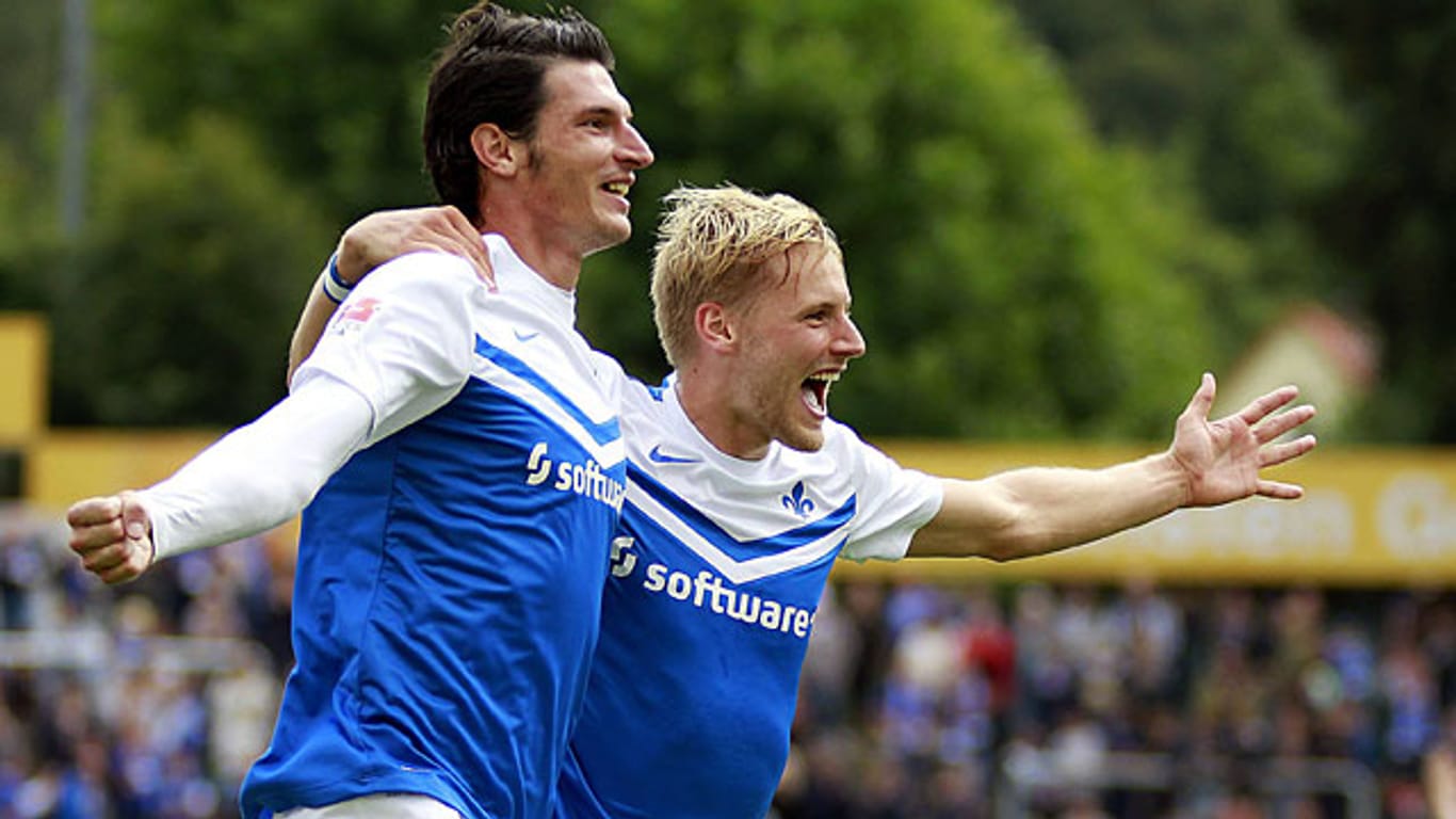 Da kommt Freude auf: Der SV Darmstadt (links Dominik Stroh-Engel, rechts Hanno Behrens) hat einen Start nach Maß hingelegt.