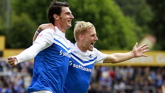 Da kommt Freude auf: Der SV Darmstadt (links Dominik Stroh-Engel, rechts Hanno Behrens) hat einen Start nach Maß hingelegt.