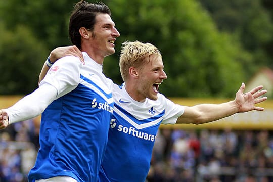 Da kommt Freude auf: Der SV Darmstadt (links Dominik Stroh-Engel, rechts Hanno Behrens) hat einen Start nach Maß hingelegt.