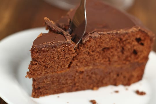 Ein saftiger und leckerer Schokokuchen gelingt auch mit veganen Zutaten ganz leicht