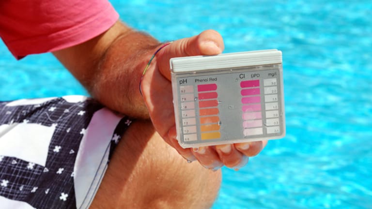Mithilfe eines Pooltesters können Sie die Wasserwerte schnell und einfach ablesen