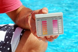 Mithilfe eines Pooltesters können Sie die Wasserwerte schnell und einfach ablesen