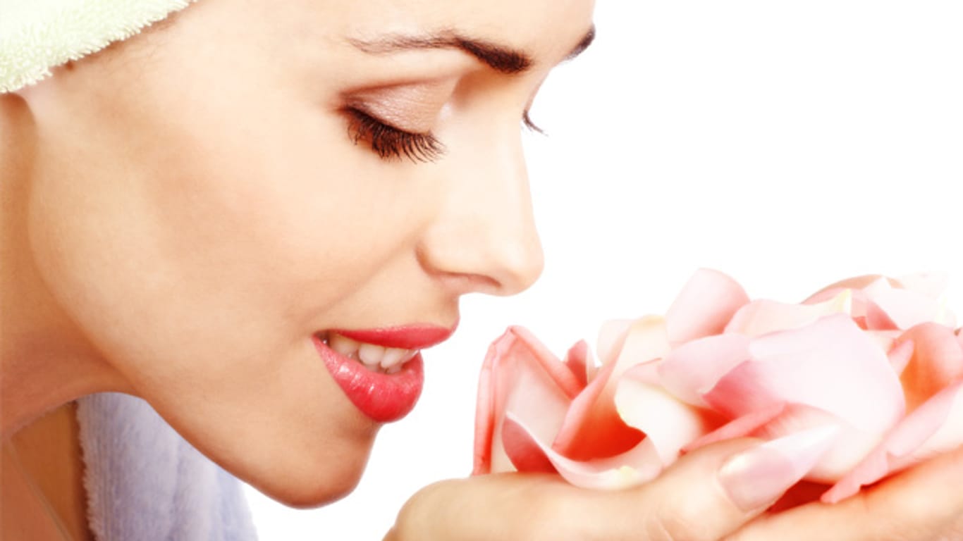 Rosenwasser hilft bei Entzündungen und regeneriert die Haut.