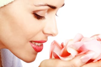 Rosenwasser hilft bei Entzündungen und regeneriert die Haut.