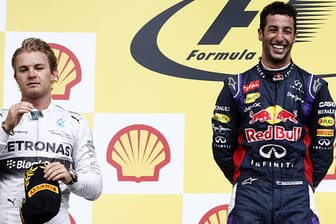 Nico Rosberg (li.) hatte zuletzt deutlich weniger zu lachen als sein Konkurrent Daniel Ricciardo.