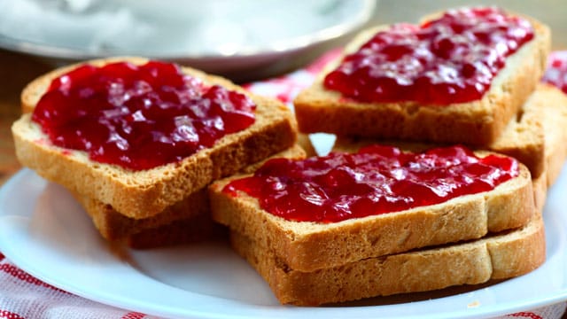 Eine leckere zuckerfreie Konfitüre kann man ganz einfach aus Sauerkirschen, Mandeln und Agavendicksaft zubereiten.