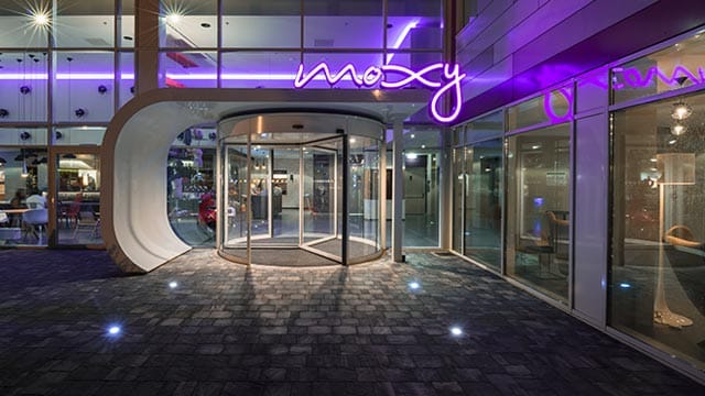 Blick auf den Eingangsbereich des "Moxy-Hotels" am Flughafen Mailand Malpensa. Das erste Hotel mit Beteiligung des schwedischen Möbelkonzerns Ikea.