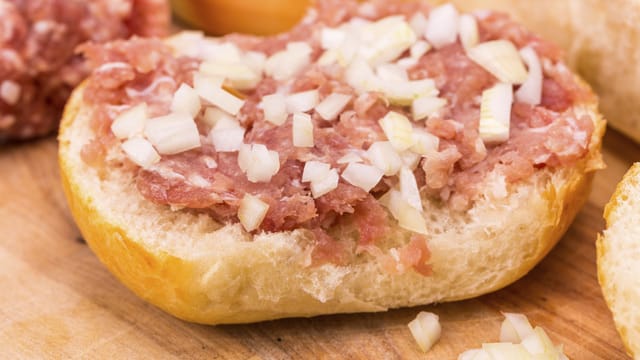 Mettbrötchen ohne Fleisch? Mit wenigen Zutaten können Sie veganes Mett ganz leicht herstellen.