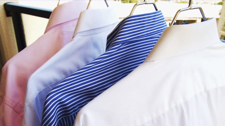 Hemden müssen vor dem Waschen nach Temperatur und Farbe sortiert werden