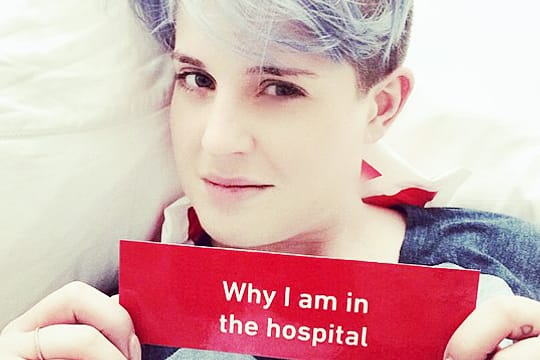 Kelly Osbourne hat sich eine Lungenentzündung zugezogen.
