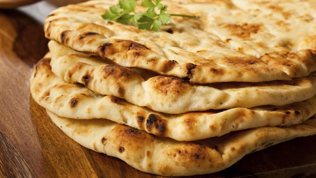 Naan-Brot wird aus gesäuertem Teig hergestellt