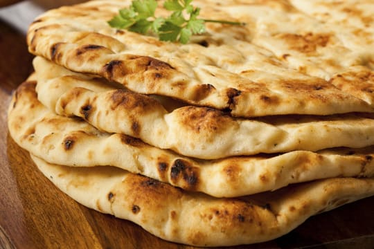 Naan-Brot wird aus gesäuertem Teig hergestellt