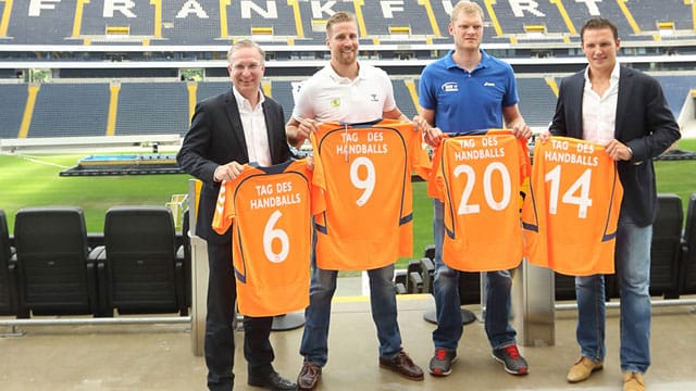 Gut gelaunt vor dem großen Spektakel: Patrik Meyer (Geschäftsführer der Commerzbankarena), Oliver Roggisch (Co-Trainer Rhein-Neckar Löwen), Johannes Bitter (Torwart HSV Handball), Frank Rost (Geschäftsführer HSV Handball) (v.li.).