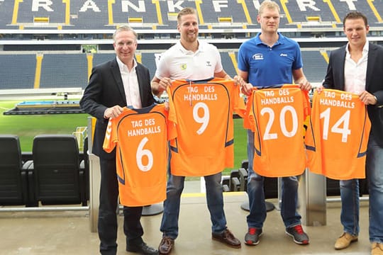 Gut gelaunt vor dem großen Spektakel: Patrik Meyer (Geschäftsführer der Commerzbankarena), Oliver Roggisch (Co-Trainer Rhein-Neckar Löwen), Johannes Bitter (Torwart HSV Handball), Frank Rost (Geschäftsführer HSV Handball) (v.li.).