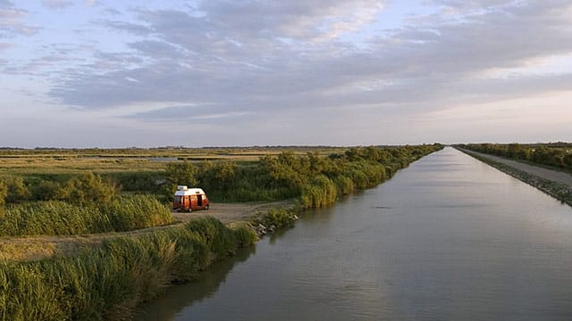 Der Canal du Rhône verläuft durch den Süden Frankreichs.