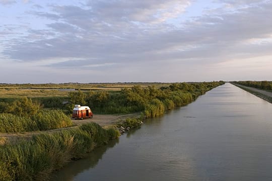 Der Canal du Rhône verläuft durch den Süden Frankreichs.