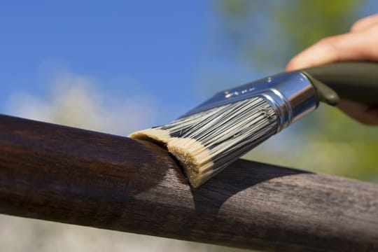 Naturholz muss behandelt werden, damit es nicht ausbleicht oder rissig wird