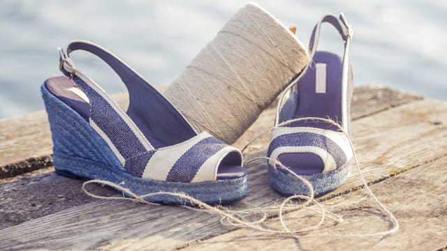 Auch im Marine-Look können Sie Wedges kaufen