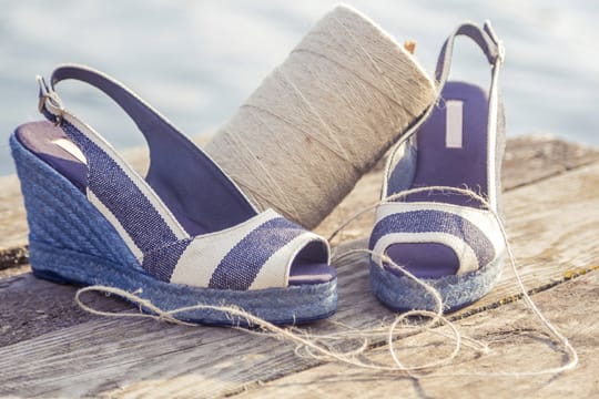 Auch im Marine-Look können Sie Wedges kaufen