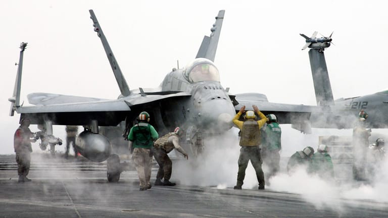 Tod aus der Luft: Eine F/A 18C Hornet bereitet sich auf dem US-Flugzeugträger "USS Carl Vinson" auf einen Einsatz vor