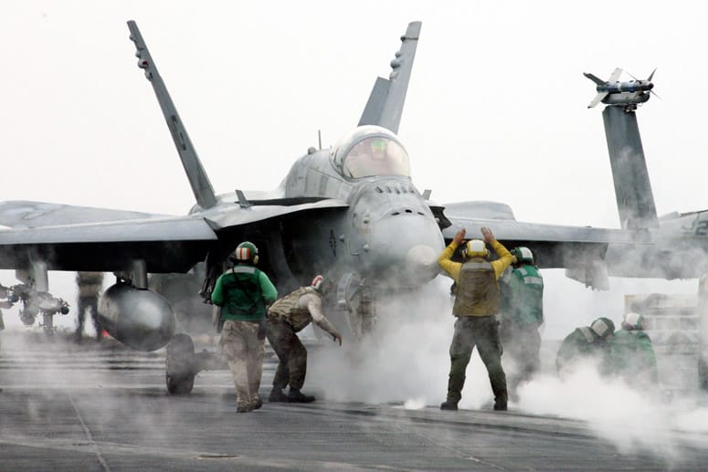 Tod aus der Luft: Eine F/A 18C Hornet bereitet sich auf dem US-Flugzeugträger "USS Carl Vinson" auf einen Einsatz vor