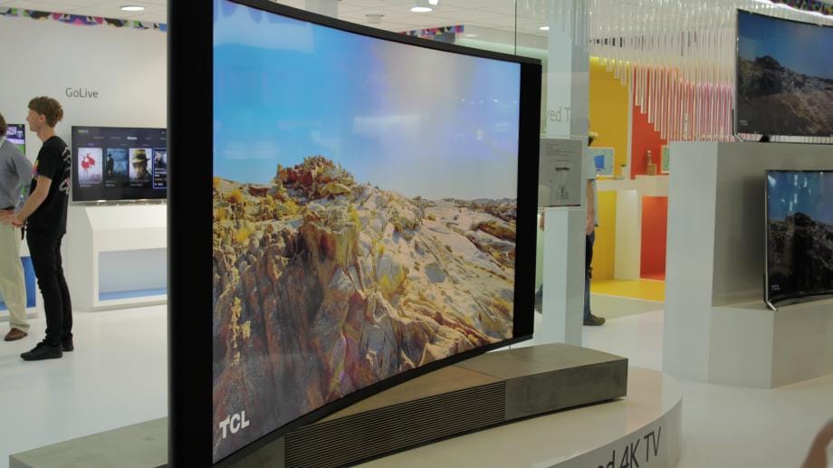 TCL zeigte auf der IFA 2014 den bis dato größten gebogenen Flachbildfernseher.
