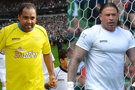 Mit Tränen in den Augen läuft Ailton (li.) ins Weserstadion ein, auch Bremens Ex-Torwart Tim Wiese ist mit von der Partie.