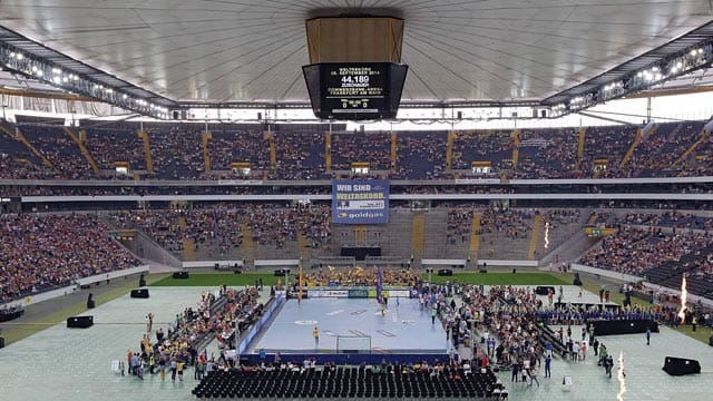 Die Veranstalter bedanken sich bei 44.189 Zuschauern in der Frankfurter Arena. Die Veranstalter bedanken sich bei 44.189 Zuschauern in der Frankfurter Arena.