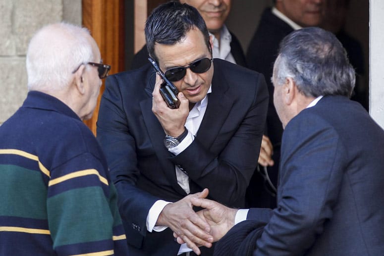 Gut vernetzt: Spielerberater Jorge Mendes hantiert mit mehreren Handys.