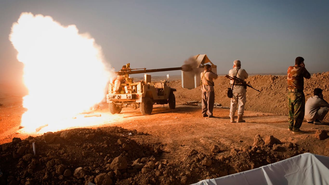 Kampf gegen die IS: Eine mobile Einheit der kurdischen Peschmerga feuert auf eine Stellung der Terrorgruppe