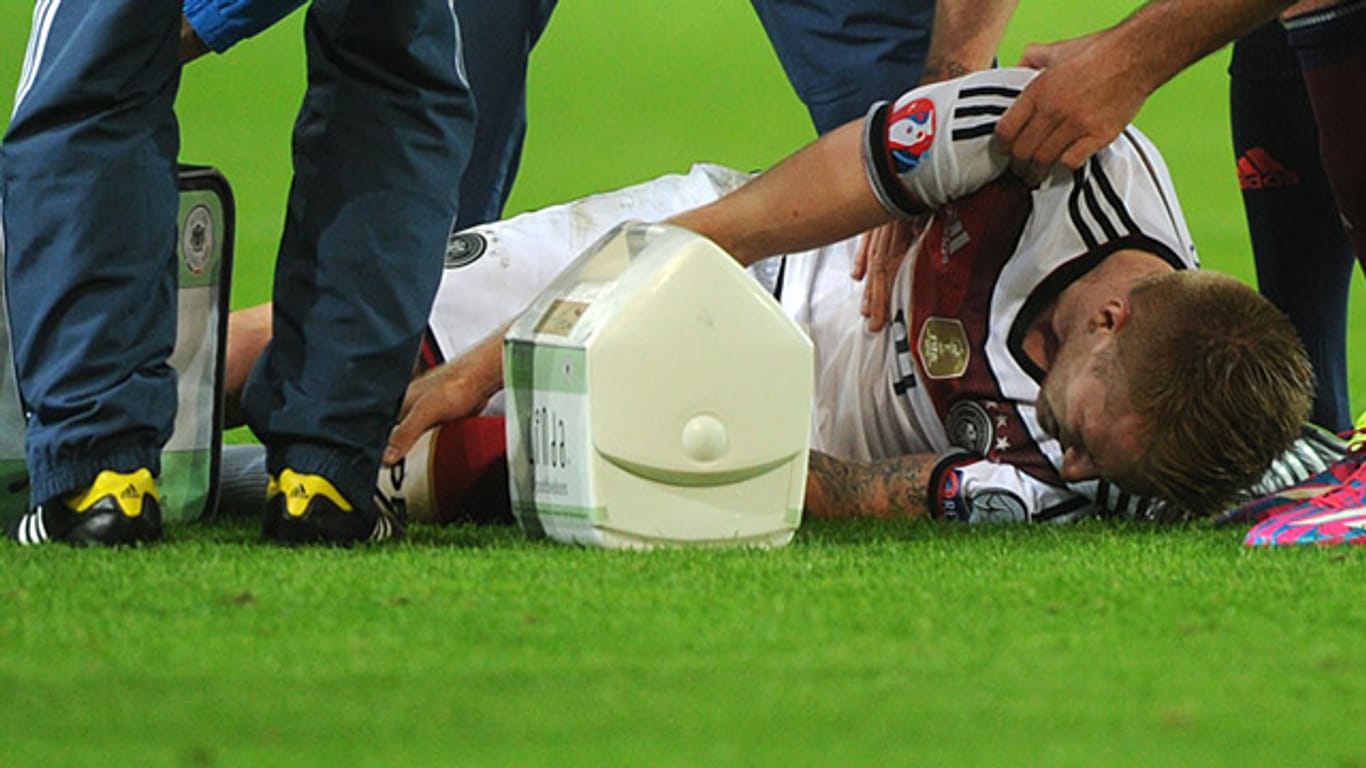 Marco Reus windet sich vor Schmerzen auf dem Rasen des Dortmunder Stadions.