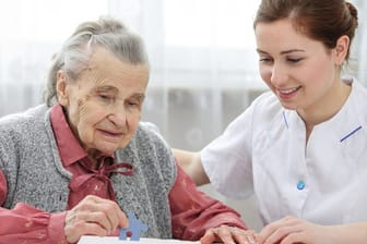 Altersheim oder Seniorenresidenz sind eine Alternative zur ambulanten Pflege, allerdings nicht gerade billig.