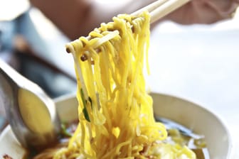Die Glutamatunverträglichkeit wird auch China-Restaurant-Syndrom genannt – obwohl der Geschmacksverstärker auch in vielen anderen Speisen enthalten ist