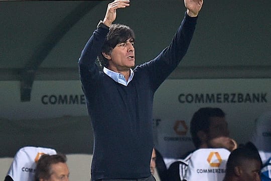 Bundestrainer Löw ärgert sich beim Spiel gegen Schottland, darf sich aber am Ende über drei Punkte freuen.