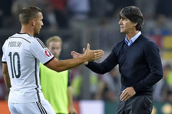 Auf gute Zusammenarbeit auch in der Zukunft: Lukas Podolski (li.) und Bundestrainer Joachim Löw.