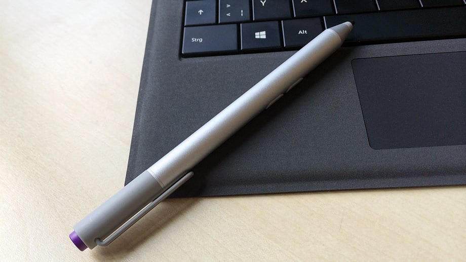 Im Lieferumfang enthalten ist ein Digitaler Stift, mit dem man sich leichter durch die Windows-Menüs in der Desktop-Ansicht bewegen kann.