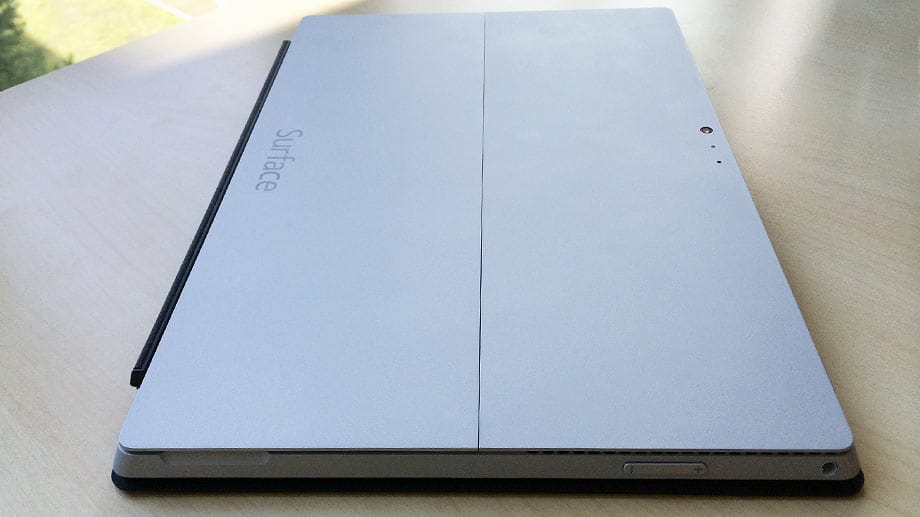 Obwohl das Surface Pro 3 größer als das Vorgängermodell ist, bringt es dank Magnesium-Gehäuse noch einmal 100 Gramm weniger auf die Waage.