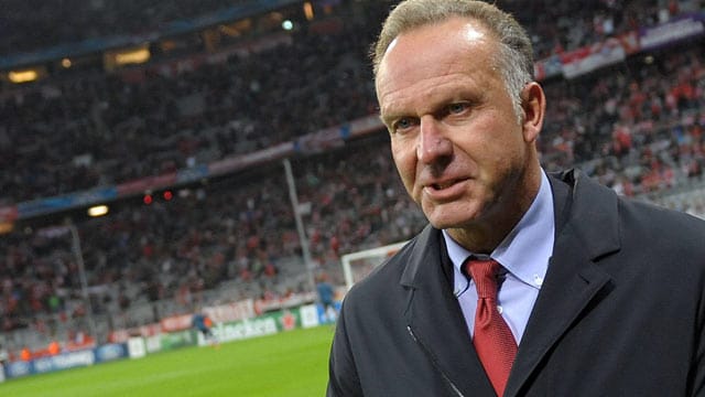 Bayerns Karl-Heinz Rummenigge springt Franck Ribéry zur Seite. Bayerns Karl-Heinz Rummenigge springt Franck Ribéry zur Seite.