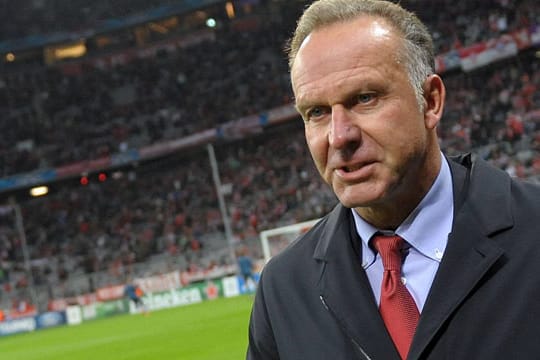 Bayerns Karl-Heinz Rummenigge springt Franck Ribéry zur Seite.