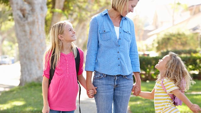 Kinder haben oft Interessantes von Schule und Kindergarten zu erzählen. Nur: wie entlockt man es ihnen?