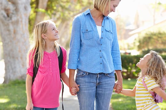 Kinder haben oft Interessantes von Schule und Kindergarten zu erzählen. Nur: wie entlockt man es ihnen?