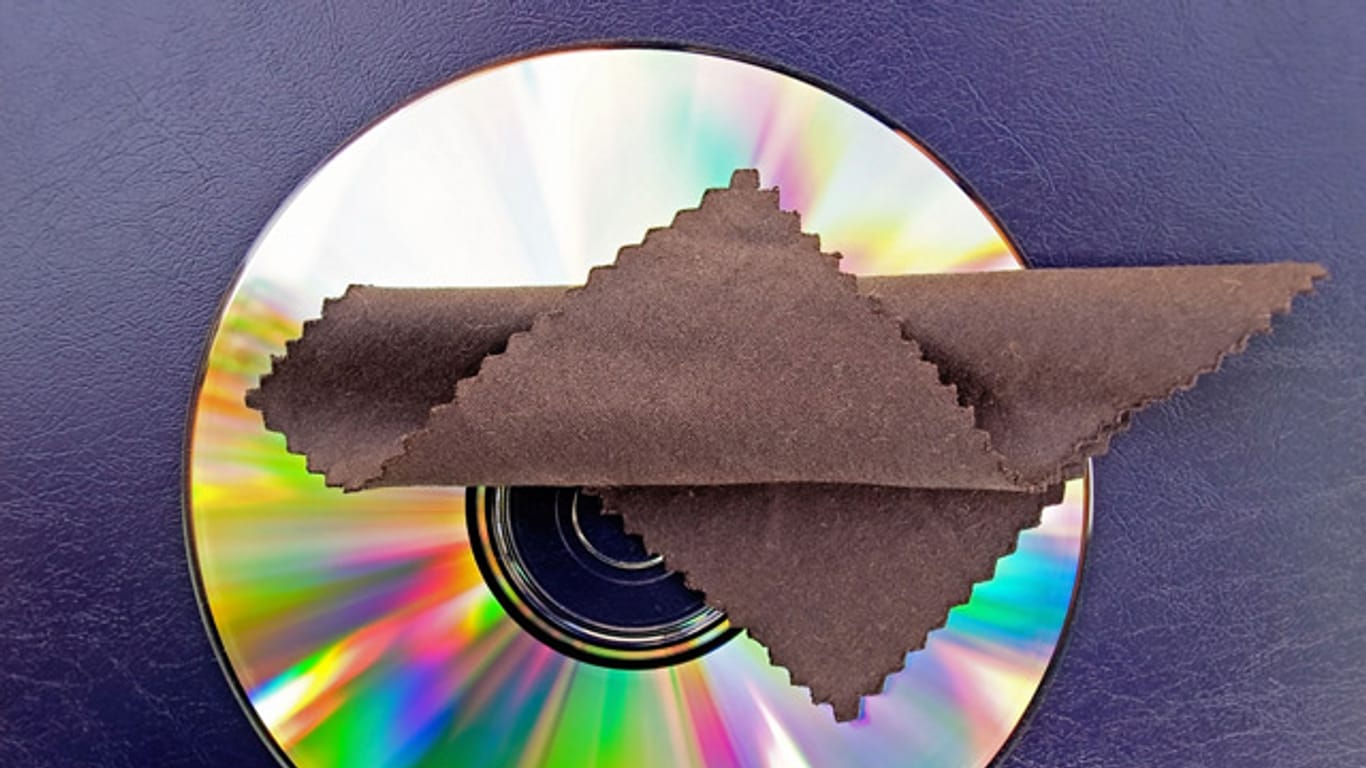 Bei anhaftendem Schmutz kann man CDs mit einem Brillenputztuch reinigen