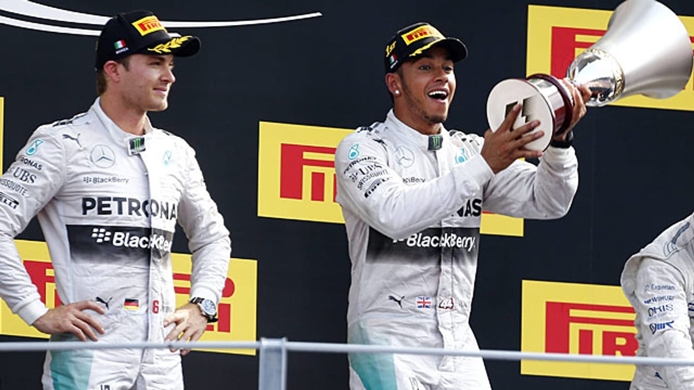 Lewis Hamilton (rechts) jubelt über seinen Sieg in Monza, Teamrivale Nico Rosberg schaut zu.