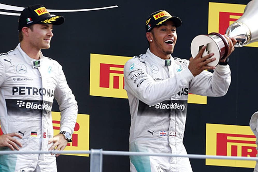 Lewis Hamilton (rechts) jubelt über seinen Sieg in Monza, Teamrivale Nico Rosberg schaut zu.