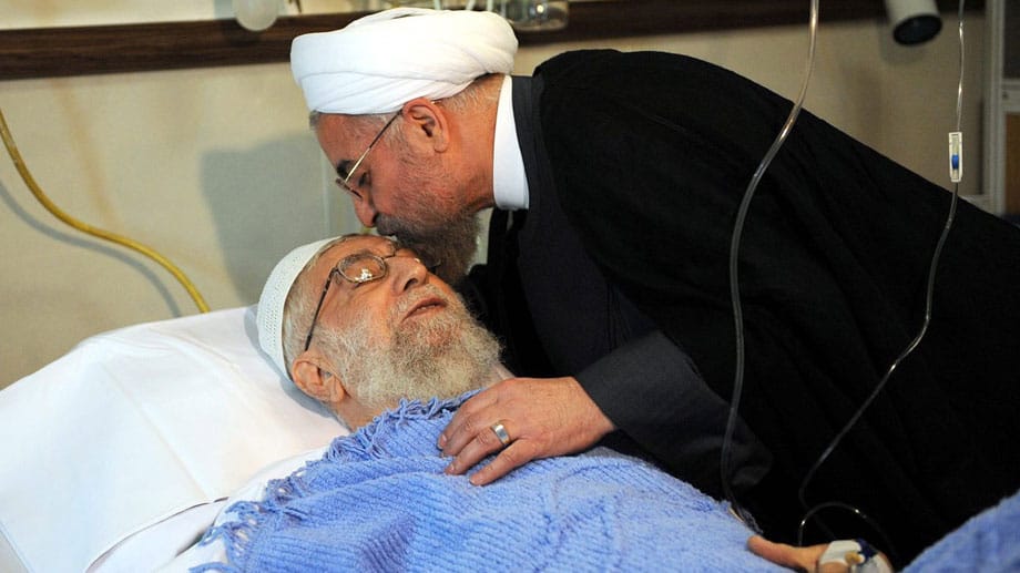 Irans oberster Führer Ajatollah Ali Chamenei im Krankenhaus. Er erhält Besuch von Hassan Ruhani, dem Staatspräsidenten des Landes. Irans oberster Führer Ajatollah Ali Chamenei im Krankenhaus. Er erhält Besuch von Hassan Ruhani, dem Staatspräsidenten des Landes.
