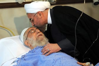 Irans oberster Führer Ajatollah Ali Chamenei im Krankenhaus. Er erhält Besuch von Hassan Ruhani, dem Staatspräsidenten des Landes.