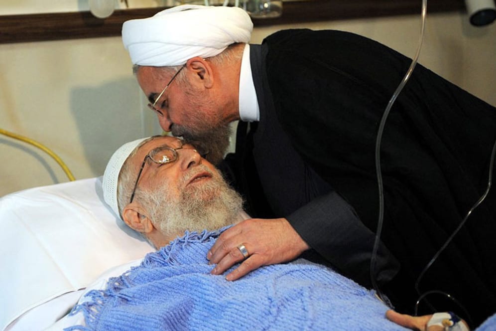 Irans oberster Führer Ajatollah Ali Chamenei im Krankenhaus. Er erhält Besuch von Hassan Ruhani, dem Staatspräsidenten des Landes.