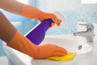 Zur Reinigung von Emaille-Waschbecken sind nicht alle Mittel geeignet