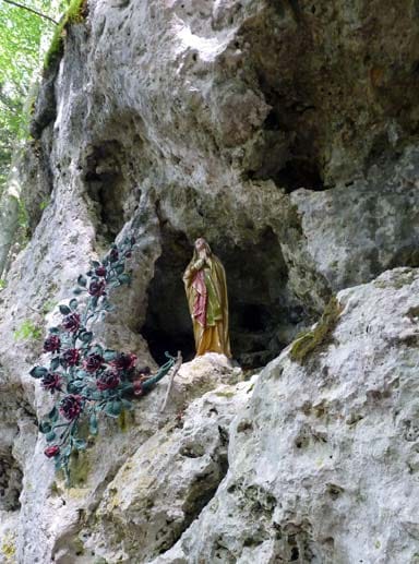 Die Lourdes-Grotte ist eine der Sehenswürdigkeiten die auf dem Wanderweg liegt.